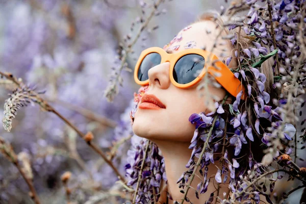 Mooie Vrouw Zonnebril Met Bloemen Bloemblaadjes Gezicht Rond Bloeiende Wisteria — Stockfoto