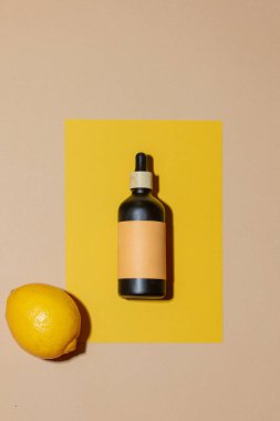 Kozmetik şişe ve limon serinletici kağıt tabaka üzerinde 