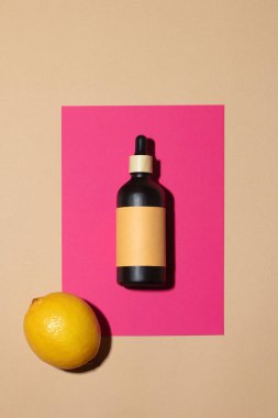 Kozmetik şişe ve limon serinletici kağıt tabaka üzerinde 