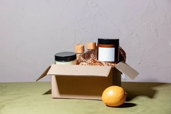 Kozmetikler Karton Kutuda Masada Limonun Yanında — Stok fotoğraf