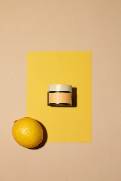 Kağıt Üzerinde Kozmetik Krem Kavanozu Kahverengi Arka Planda Limon — Stok fotoğraf
