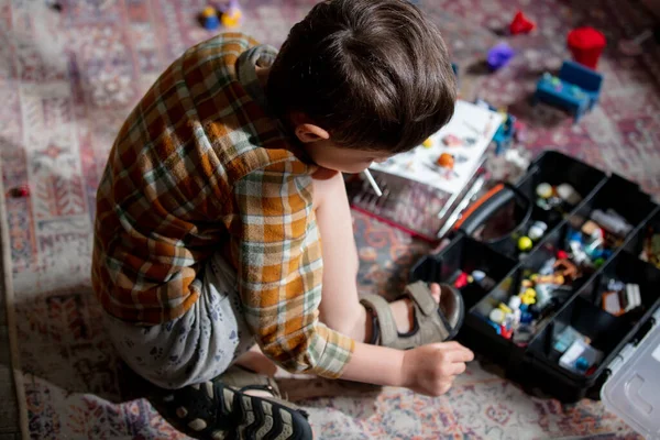 Liten Pojke Leka Med Miniarure Leksaker Inomhus — Stockfoto
