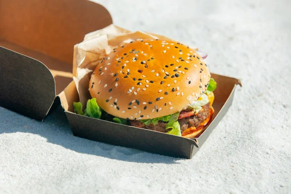 Tasty Burger Box White Sand Beach — Foto Stock