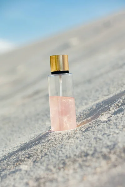 Καλλυντικά Μπουκάλι Λευκή Άμμο Στην Έρημο — Φωτογραφία Αρχείου