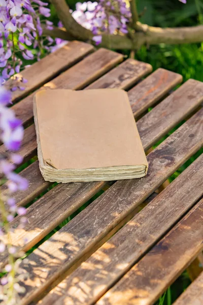 Oude Boek Houten Tafel Naast Wisteria Boom Tuin — Stockfoto