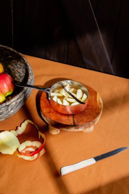 Masada elmayı tavada kes. Durgun yaşam bileşimi 