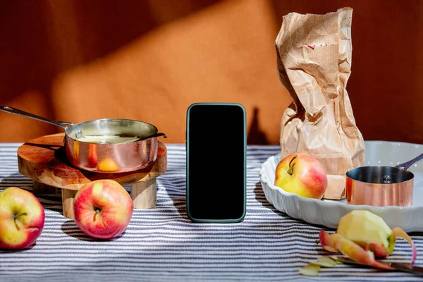 Яблука Сковорідка Мобільний Телефон Столі Натюрморт — стокове фото