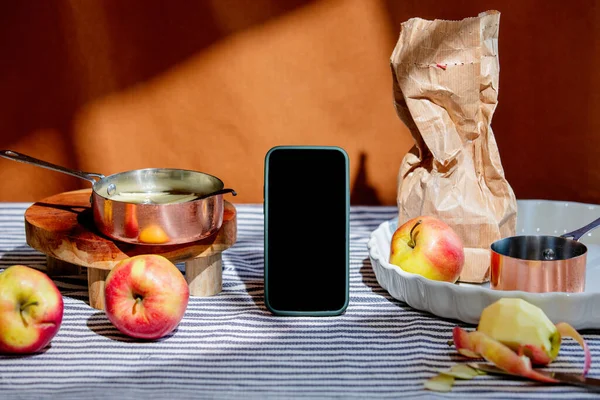 Manzanas Pan Teléfono Móvil Una Mesa Bodegón —  Fotos de Stock