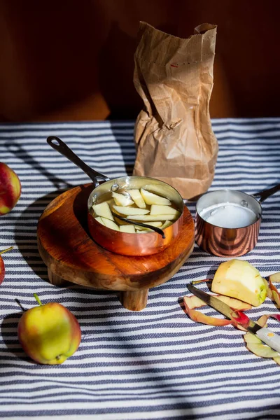Nakrájené Jablko Pánev Stůl — Stock fotografie