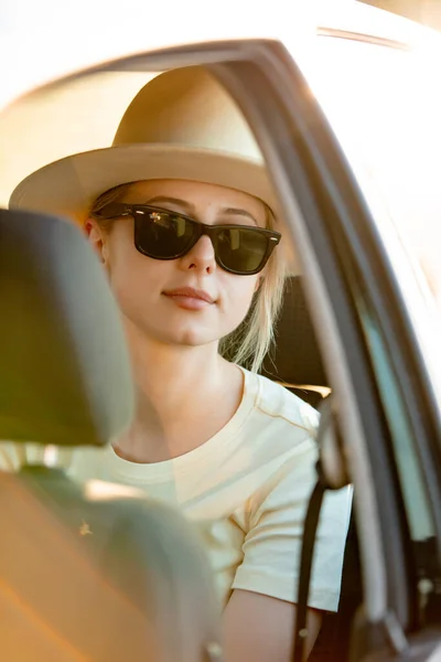 Mulher Elegante Chapéu Sentar Como Passageiro Carro — Fotografia de Stock