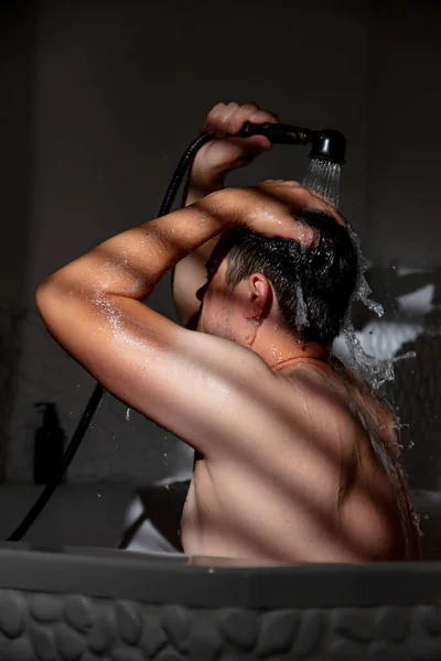 Homme Lave Sous Douche Dans Baignoire — Photo