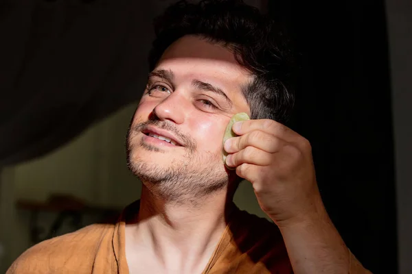 Hombre Años Masajeando Cara Con Una Piedra Baño —  Fotos de Stock