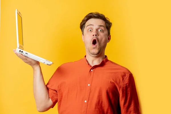 Hombre Con Estilo Camisa Naranja Con Ordenador Portátil Sobre Fondo — Foto de Stock