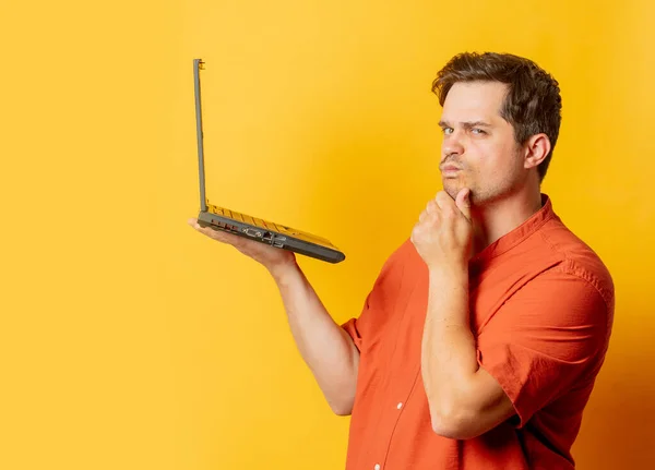 Hombre Con Estilo Camisa Naranja Con Ordenador Portátil Sobre Fondo — Foto de Stock