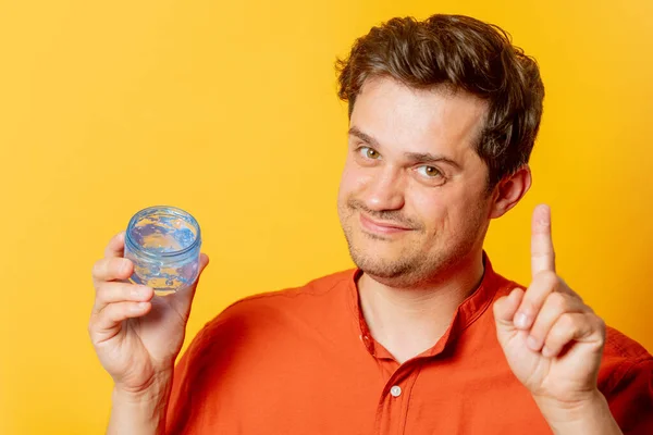 Guy Hold Jar Com Creme Proibição Verão Fundo Amarelo — Fotografia de Stock