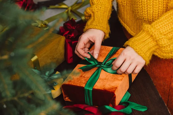 Woman Yellow Sweater Wrapping Fabric Eco Friendly Christmas Gift Boxes — 스톡 사진