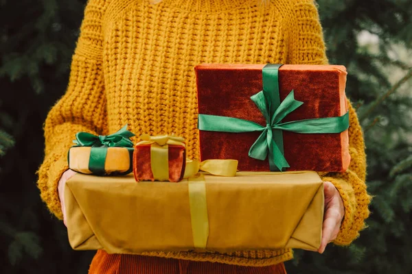 Woman Yellow Sweater Fabric Eco Friendly Christmas Gift Boxes Christmas — Stockfoto