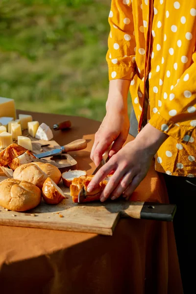 Female Polka Dot Shirt Cut Bread Snaks Outdoor Party — Stockfoto