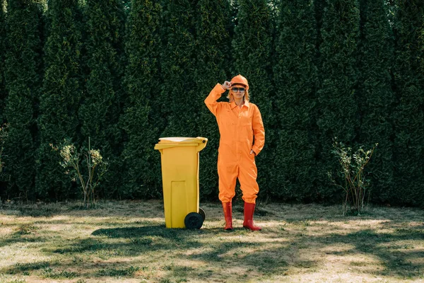 Stylish Scavenger Woman Orange Suit Hardhat Sunglasses Yellow Can Outdoor — Fotografia de Stock