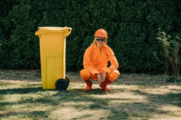 Stylish Scavenger Woman Orange Suit Hardhat Sunglasses Yellow Can Outdoor — Fotografia de Stock