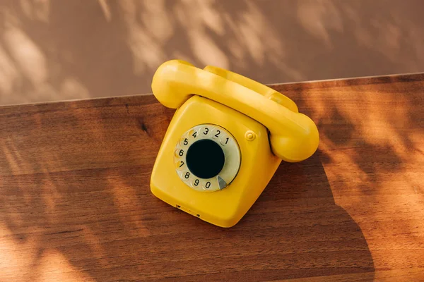 Yellow Vintage Dial Phone Wooden Table — 图库照片