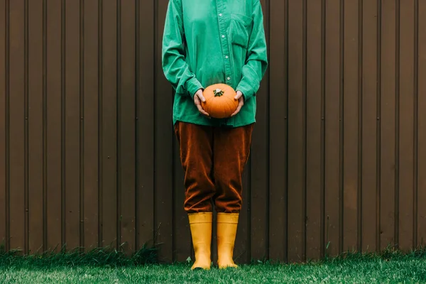 Stylish Girl Green Shirt Brown Pants Yellow Boots Pumpkin Brown — Stockfoto
