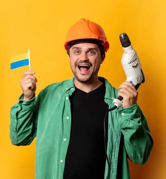 Cara Capacete Com Broca Bandeira Ucraniana Fundo Amarelo — Fotografia de Stock