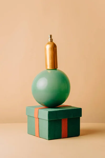 Złoty Balans Butelki Perfum Zielonym Balonie Pudełku — Zdjęcie stockowe