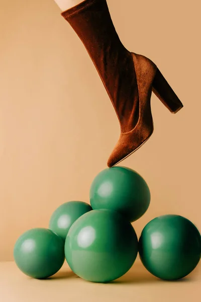 Yeşil Balonlarda Kahverengi Kadife Ayakkabı Dengesi — Stok fotoğraf