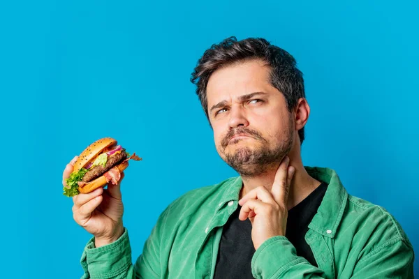 Bílý Chlap Zelené Košili Hamburgerem Modrém Pozadí — Stock fotografie
