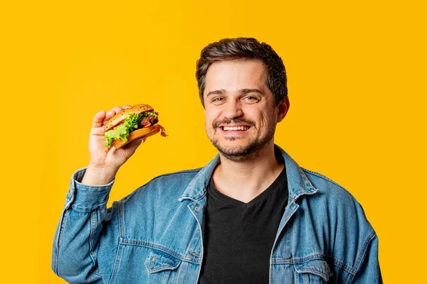 Hladový Muž Burger Žlutém Pozadí — Stock fotografie