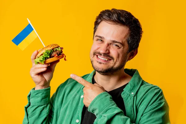 Felice Ragazzo Con Hamburger Bandiera Ucraina Sfondo Giallo — Foto Stock