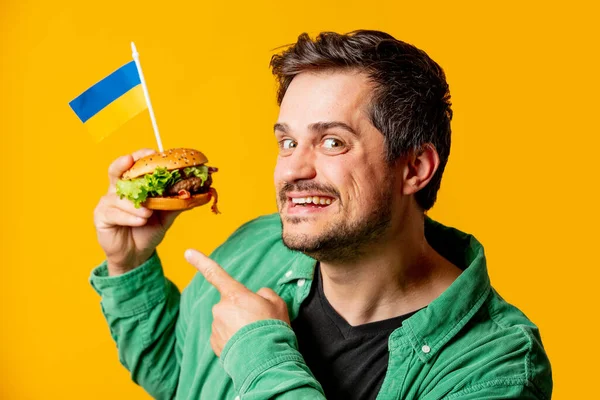 Happy Guy Met Hamburger Oekraïense Vlag Gele Achtergrond — Stockfoto