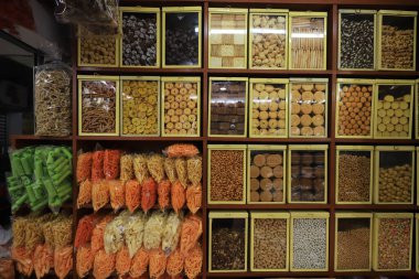 Sokak pazarında çeşitli Asya kuru gıdaları satılır..