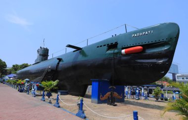 Surabaya, Endonezya-9 Ekim 2021: Pasopati Denizaltı Müzesi Endonezya Donanmasına ait bir denizaltıdır.