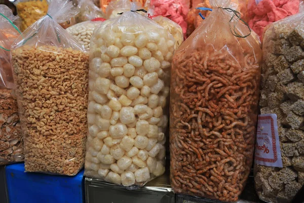 Różnorodne Azjatyckie Suche Jedzenie Sprzedawane Rynku Ulicznym — Zdjęcie stockowe