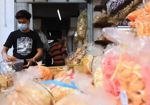 Commercianti Hawker Mettere Tempeh Plastica — Foto Stock