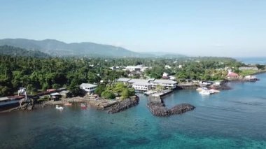 Malalayang plajı insansız hava aracı görüntüsü Kuzey Sulawesi Endonezya 'yı yönetiyor