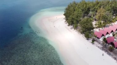 Gili Nanggu sahilinin insansız hava aracı görüntüsü, Batı Lombok, Batı Nusa Tenggara, Endonezya