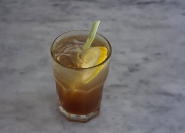 Bir bardak limon otu çayı.