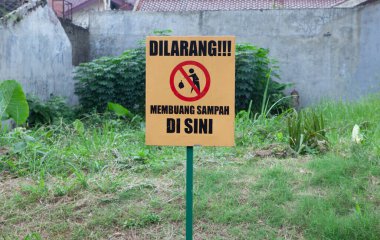 Uyarı panosu buraya çöp atmaz, Dilarang membuang sampah disini