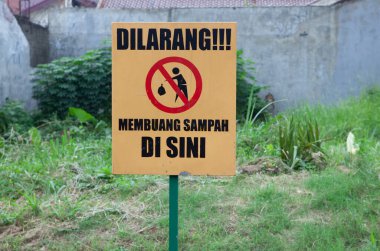 Uyarı panosu buraya çöp atmaz, Dilarang membuang sampah disini