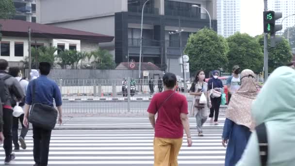 印度尼西亚雅加达 2022年1月16日 在雅加达市中心印度尼西亚邦达兰酒店 Bundaran Hotel Indonesia 的一条繁忙的道路上 个人穿越交叉口 — 图库视频影像