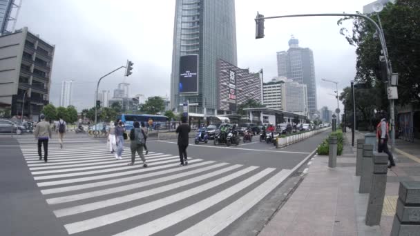 印度尼西亚雅加达 2022年1月16日 在雅加达市中心印度尼西亚邦达兰酒店 Bundaran Hotel Indonesia 的一条繁忙的道路上 个人穿越交叉口 — 图库视频影像