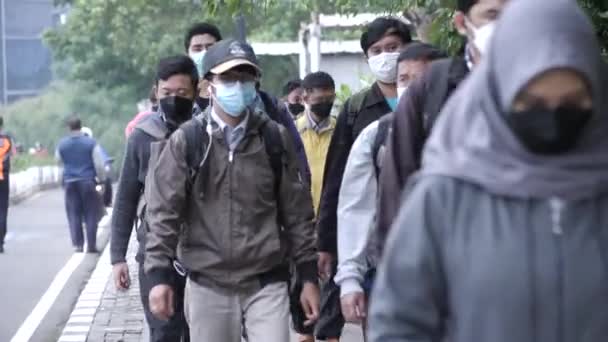 Jacarta Indonésia Janeiro 2020 Pessoas Usando Máscaras Protetoras Andando Rua — Vídeo de Stock