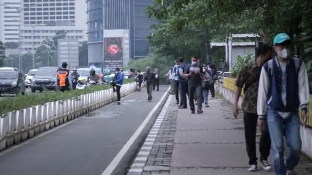 印度尼西亚雅加达 2020年1月16日 人们戴着防护面具在雅加达南部的苏迪曼大街上行走 — 图库视频影像