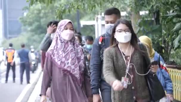 Jacarta Indonésia Janeiro 2020 Pessoas Usando Máscaras Protetoras Andando Rua — Vídeo de Stock
