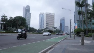 Jakarta, Endonezya-16 Ocak 2022: Sabah trafiği Endonezya 'nın merkezinde. 4K
