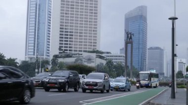 Jakarta, Endonezya-16 Ocak 2022: Sabah trafiği Endonezya 'nın merkezinde. 4K