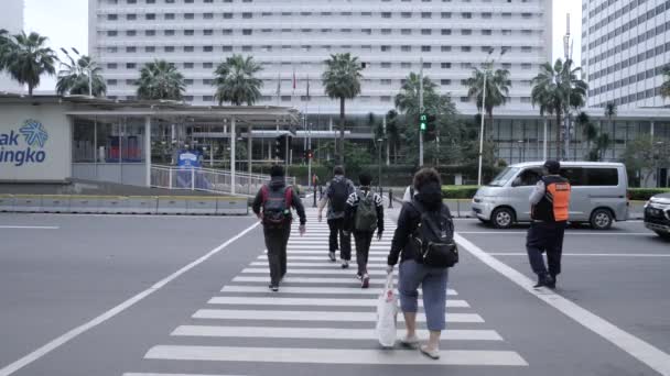 印度尼西亚雅加达 2022年1月16日 在雅加达南部印度尼西亚邦达兰酒店 Bundaran Hotel Indonesia 的一条繁忙的道路上 个人穿越交叉口 — 图库视频影像